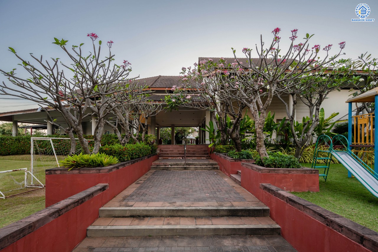 บ้านมือสองตกแต่งใหม่ โครงการ โนเบิลวานา ปิ่นเกล้า1 บ้านเดี่ยวหลังใหญ่ เนื้อที่ 65.6 ตร.ว. พื้นที่ใช้สอย 206.4 ตร.ม. ฟังก์ชัน 3 ห้องนอน 3 ห้องน้ำ 2 ห้องอเนกประสงค์  1 ห้องแม่บ้าน จอดรถได้ 2 คัน บนสุดยอดทำเลเดินทางสะดวก หน้าโครงการติดถนนใหญ่บรมราชชนนี ใกล้ทางคู่ขนานลอยฟ้าบรมราชชนนี ม.มหิดล เซ็นทรัลศาลายา และรายล้อมด้วยสิ่งอำนวยความสะดวกครบ...